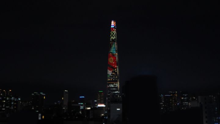 [서울=뉴시스]샤브카트 미르지요예프 우즈베키스탄 대통령의 국빈 방한을 맞아 롯데타워 미디어파사드에 송출되는 우즈베키스탄 국기. (사진=청와대 제공) 2026.09.14. photo@newsis.com *재판매 및 DB 금지
