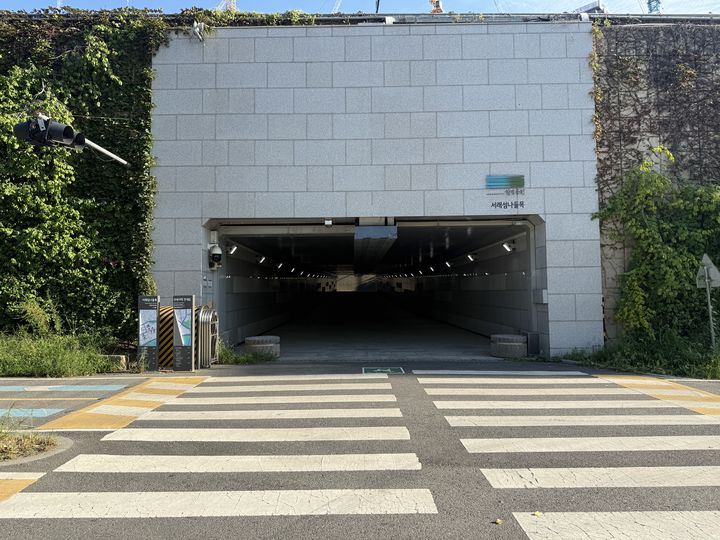 [서울=뉴시스] 주다영 인턴기자 반포한강공원으로 이어지는 서래섬나들목 입구. ‘반포 디에이치 클래스트’ 공사 현장에서 걸어서 약 5분 거리다. *재판매 및 DB 금지
