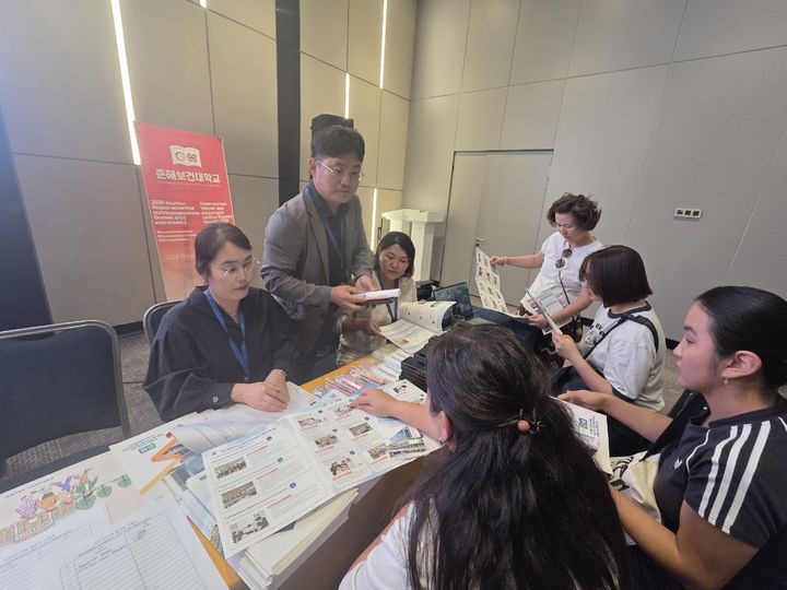 [울산=뉴시스] 춘해보건대가 중앙아시아 우수 외국인 유학생 유치에 나섰다. 사진은 키르기스스탄 유학 박람회. (사진=춘해보건대 제공) 2026.09.14. photo@newsis.com *재판매 및 DB 금지