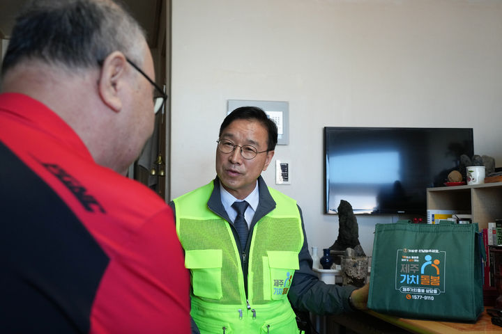 [제주=뉴시스] 위성곤 제주도지사가 14일 오후 제주시 노형동 제주가치돌봄 식사 지원 이용 어르신 가정을 방문해 도시락을 전달하고 있다. (사진=제주도 제공) 2026.09.14. photo@newsis.com *재판매 및 DB 금지