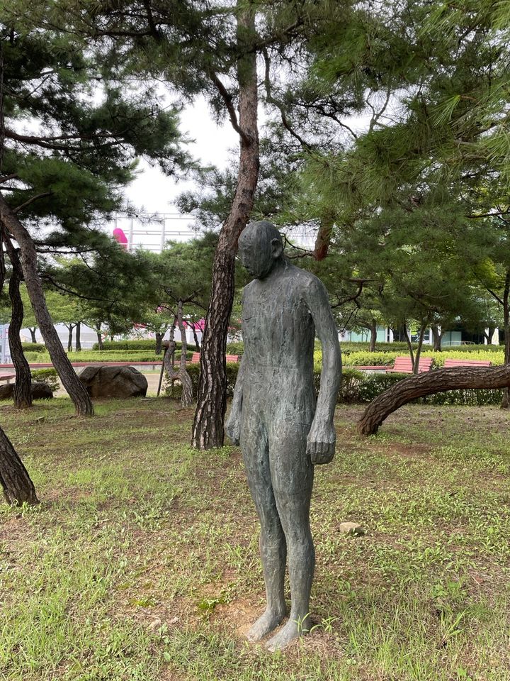 배형경, 〈인간은 태어나서, 살다 죽는다 1〉, 2004, 브론즈, 170×65×30cm *재판매 및 DB 금지