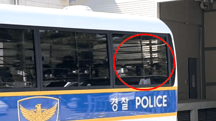 [고양=뉴시스] 나지현 인턴기자 = 14일 경기 고양시 일산동부경찰서에서 파주 카페 냉동창고 살인사건 피의자 S모씨가 탑승한 호송차량이 의정부지검 고양지청으로 이동하고 있다. 피의자 S모씨는 고개를 숙인 채 모습을 드러냈다. 2026.09.14. *재판매 및 DB 금지