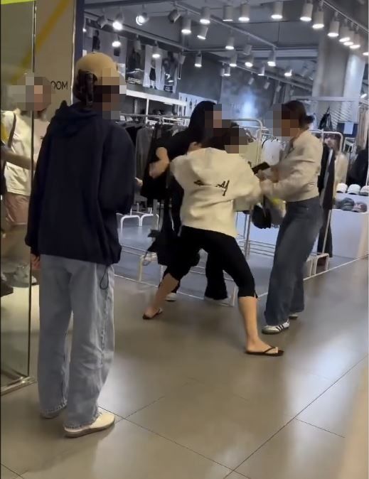 [서울=뉴시스] 서울의 한 쇼핑몰에서 외국인 여성들이 몸싸움을 벌이는 영상이 온라인 커뮤니티에 게시됐다. (사진 : SNS 캡처) *재판매 및 DB 금지