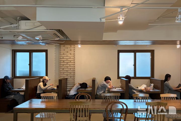 [서울=뉴시스] 김하은·진민아 인턴기자 = 11일 고려대학교 인근 카페 매장 내부. 1인 전용 좌석에 학생들이 줄지어 앉아있다. 2026.09.11.