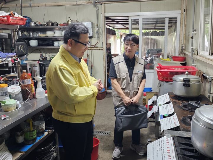 [서울=뉴시스] 정창수 강북구청장(왼쪽)이 우이동 계곡 인수천 일대 무신고 업소를 찾아 현장을 살피고 관계자와 대화를 나누고 있다.. (사진=강북구 제공) 2026.09.14. photo@newsis.com *재판매 및 DB 금지