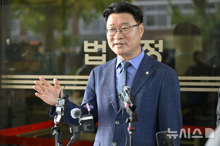 [전남광주=뉴시스] 양시원 기자 = '장윤기 사건'과 관련해 증거인멸 방조와 수사기밀 누설 혐의로 기소된 광주 광산경찰서 전 강력팀장 박모 경감의 법률대리인이 14일 오후 전남광주 동구 광주지법에서 열린 첫 공판을 마치고 기자회견을 하고 있다. 2026.09.14 goodwrite97@newsis.com 