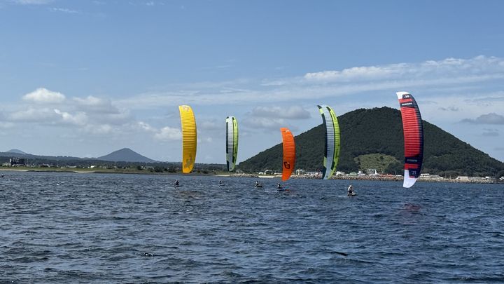 [제주=뉴시스] 지난해 제주 카이트보딩 대회 모습. (사진=제주도 제공) 2026.09.14. photo@newsis.com *재판매 및 DB 금지