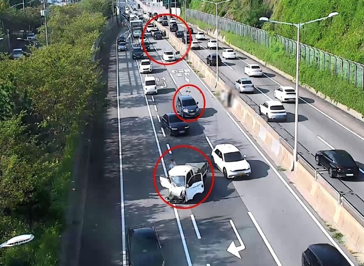 [부산=뉴시스] 14일 오전 부산 도시고속도로 번영로 망미램프 부근에서 10중 추돌사고가 발생했다. (사진=부산경찰청 제공) 2026.09.14. photo@newsis.com *재판매 및 DB 금지