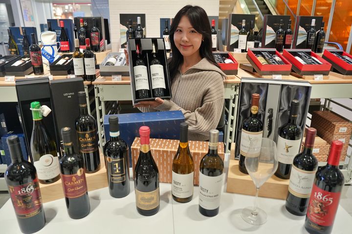 [서울=뉴시스] 보틀벙커는 추석을 맞아 23일까지 '조니워커 블루' 구매 고객을 대상으로 원하는 문구를 병에 새길 수 있는 무료 각인 서비스를 운영한다. (사진=롯데마트 제공) 2026.09.15. photo@newsis.com *재판매 및 DB 금지