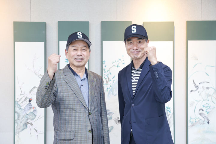 [당진=뉴시스] 서영범(왼쪽) 신성대학교 총장과 2대 야구부 감독으로 취임한 지연규 감독이 기념 사진을 찍고 있다. (사진=신성대학교 제공) 2026.09.14. photo@newsis.com *재판매 및 DB 금지