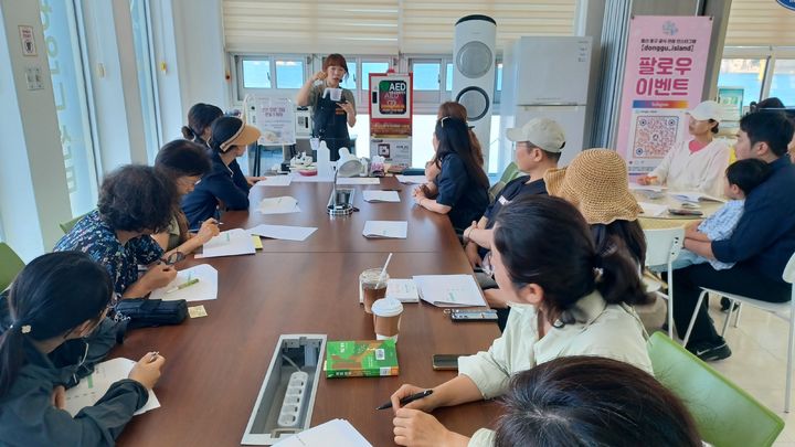 [울산=뉴시스] 울산 학부모들이 12일 일산관광안내센터 해파랑 쉼터에서 동부도서관이 주관한 '바다도서관' 프로그램에 참여해 콜라겐 수분 크림을 만들고 있다. (사진=울산시교육청 제공) 2026.09.14. photo@newsis.com *재판매 및 DB 금지