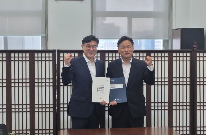 [군산=뉴시스] 서울 영등포구 국회에서 김영진 행안위원장을 만난 김재준 전북 군산시장. (사진=군산시 제공) 2026.09.14. photo@newsis.com&nbsp; *재판매 및 DB 금지