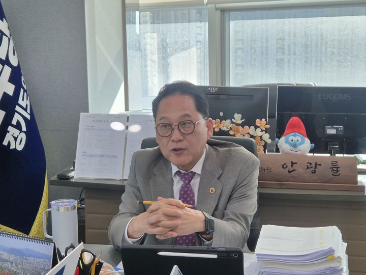 [수원=뉴시스] 이병희 기자 = 안광률 경기도의회 더불어민주당 대표의원이 14일 대표의원실에서 출입기자들과 만나 발언하고 있다. 2026.09.14. iambh@newsis.com *재판매 및 DB 금지