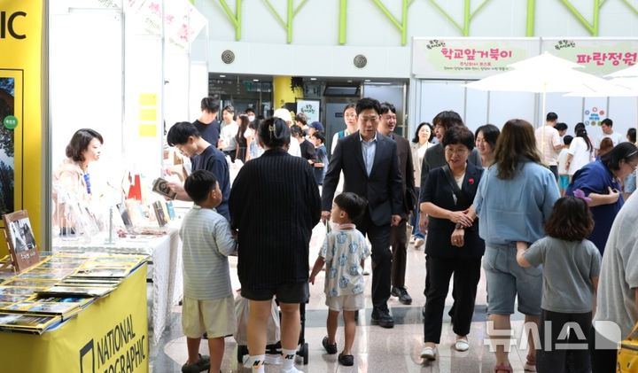 [포항=뉴시스] 12~13일 포은중앙도서관 일원에서 열린 '포항 독서 대전'. (사진=뉴시스 DB). photo@newsis.com 