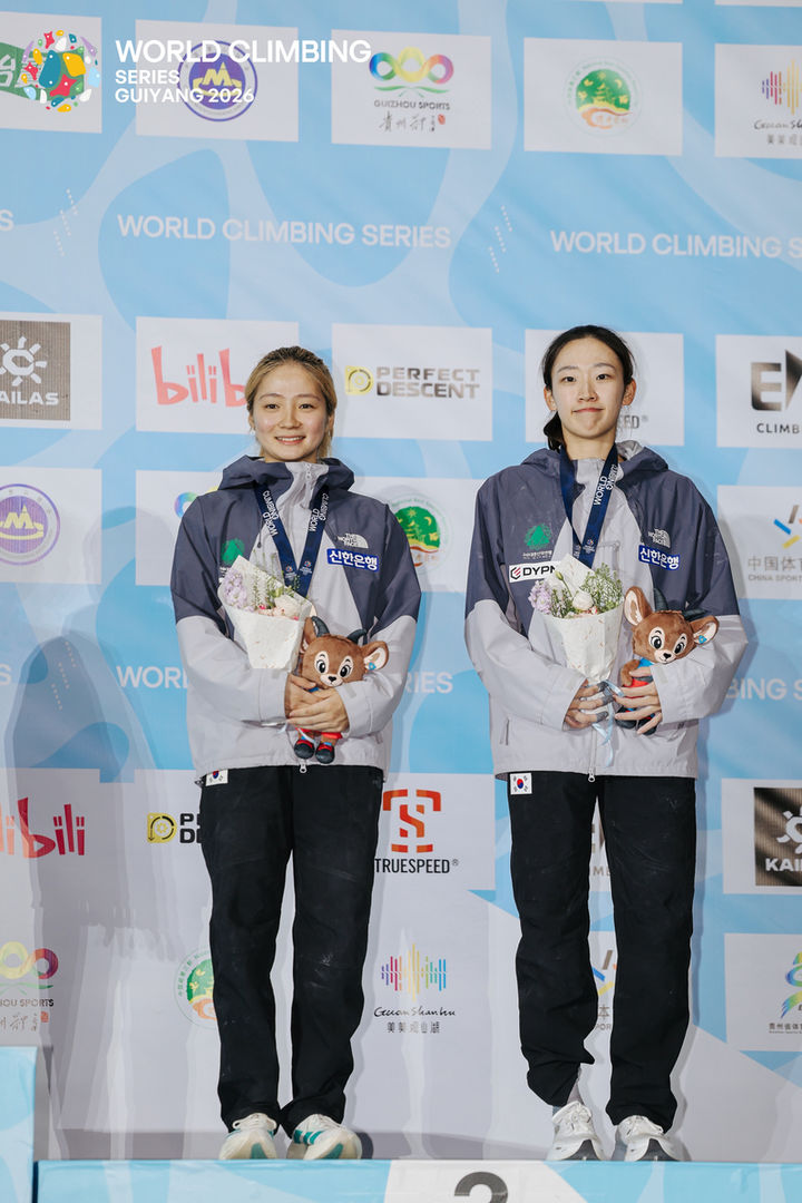 [서울=뉴시스] 2026 국제스포츠클라이밍연맹(IFSC) 월드클라이밍 시리즈 구이양 여자 스피드 릴레이 결선에서 동메달을 수확한 성한아름(왼쪽)-정지민. (사진=대한산악연맹 제공) *재판매 및 DB 금지