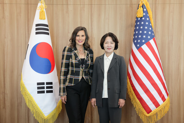 [수원=뉴시스] 추미애 경기도지사가 14일 오후 경기도청 집무실에서 그레첸 휘트머 미시간 주지사와 기념 촬영을 하고 있다. (사진=경기도 제공) 2026.09.14. photo@newsis.com *재판매 및 DB 금지