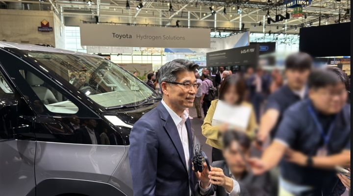 [하노버=뉴시스] 김민성 기자 = 송호성 기아 사장이 14일 오전(현지시간) 독일 하노버에서 열린 'IAA 트랜스포테이션 2026'에서 기자들과 만나 질문에 답변하고 있다. 2026.09.14. kms@newsis.com. *재판매 및 DB 금지