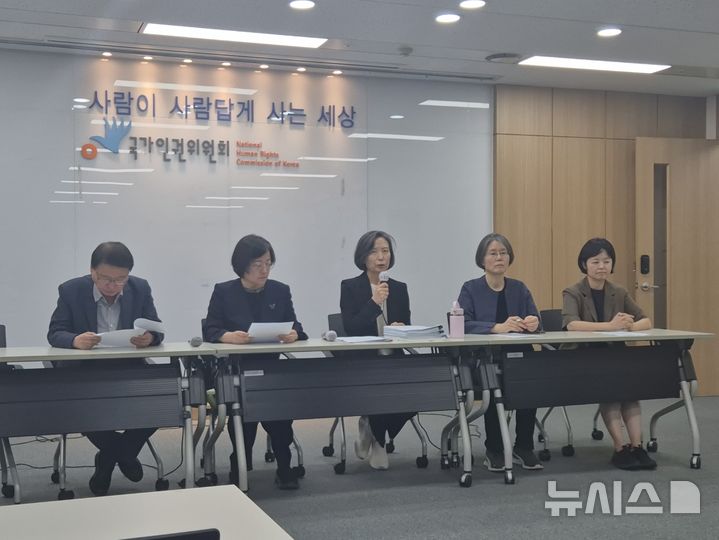 [서울=뉴시스] 조성하 기자 = (왼쪽부터) 오영근 상임위원 조숙현 위원, 이숙진 상임위원, 김민문정 위원, 소라미 위원이 14일 오후 서울 중구 국가인권위원회(인권위)에서 제15차 전원위원회 종료 후 기자들과 만나 '윤석열 방어권 보장 권고 의결 폐기 및 대국민 사과의 건'과 관련한 입장을 밝히고 있다. 2026.09.14. create@newsis.com