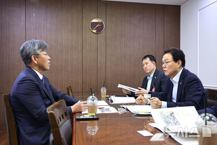 [서울=뉴시스]14일 오후 국회 의원회관 3식당 장미실에서 박완수(오른쪽) 경남도지사가 국토교통부 김이탁 제1차관을 만나 핵심 공공기관 경남 이전, 창원 방위·원자력 융합 국가산단 조성, 영호남 상생법안 제정 등 현안을 설명하고 지원을 요청하고 있다. 가운데는 장재혁 경남도 도시주택국장.(사진=경남도 제공) 2026.09.14. photo@newsis.com