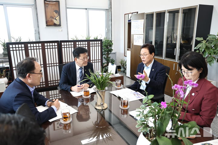 [서울=뉴시스]박완수(오른쪽서 두 번째부터) 경남도지사가 14일 오후 국회 본관 기후에너지환경노동위원장실에서 김정호 위원장과 만나 발전공기업 5사의 통합본사 경남 유치, 신규 양수발전소 유치, 창원 칠서취수장 시설개선사업 등 3건에 대한 지원을 건의하고 있다. 맨 왼쪽과 오른쪽은 경남도 조현준 균형발전본부장, 이미화 산업국장.(사진=경남도 제공) 2026.09.14. photo@newsis.com