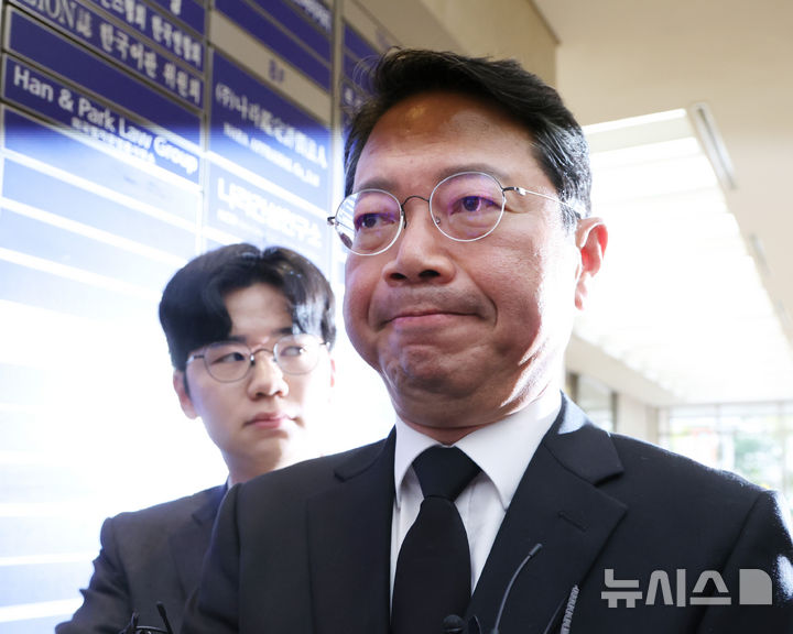 [서울=뉴시스] 조수정 기자 = 김승원 법무부 장관 후보자가 인사청문회를 하루 앞둔 14일 오전 서울 종로구에 마련된 청문회 준비사무실로 출근하며 기자들의 질문을 듣고 있다. 2026.09.14. chocrystal@newsis.com