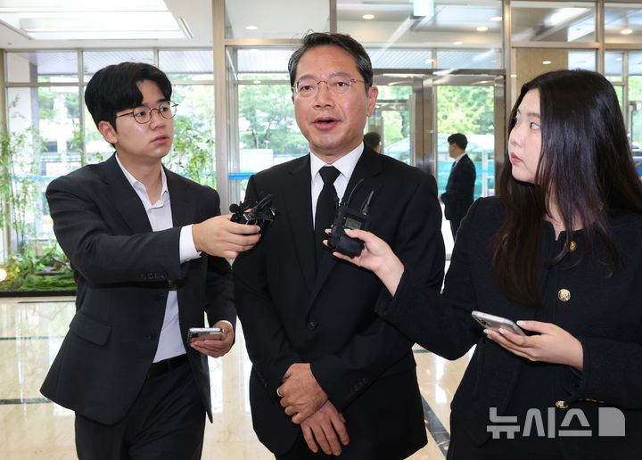 [서울=뉴시스] 조수정 기자 = 김승원 법무부 장관 후보자가 인사청문회를 하루 앞둔 14일 오전 서울 종로구에 마련된 청문회 준비사무실로 출근하며 기자들의 질문을 듣고 있다. 2026.09.14. chocrystal@newsis.com
