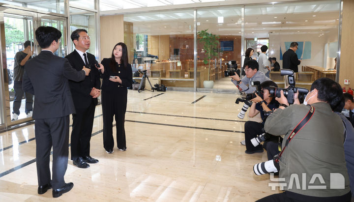 [서울=뉴시스] 조수정 기자 = 김승원 법무부 장관 후보자가 14일 오전 서울 종로구에 마련된 인사청문회 준비사무실로 출근하며 입장을 밝히고 있다. 2026.09.14. chocrystal@newsis.com