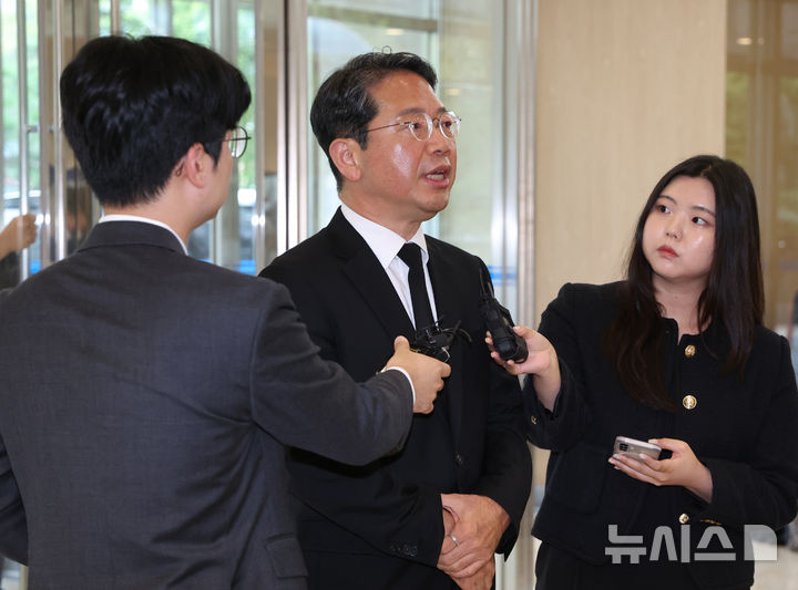 [서울=뉴시스] 조수정 기자 = 김승원 법무부 장관 후보자가 14일 오전 서울 종로구에 마련된 인사청문회 준비사무실로 출근하며 입장을 밝히고 있다. 2026.09.14. chocrystal@newsis.com