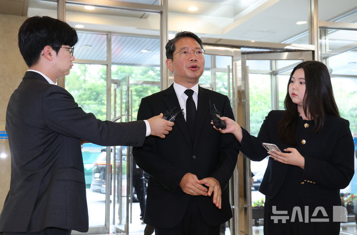 [서울=뉴시스] 조수정 기자 = 김승원 법무부 장관 후보자가 14일 오전 서울 종로구에 마련된 인사청문회 준비사무실로 출근하며 입장을 밝히고 있다. 2026.09.14. chocrystal@newsis.com