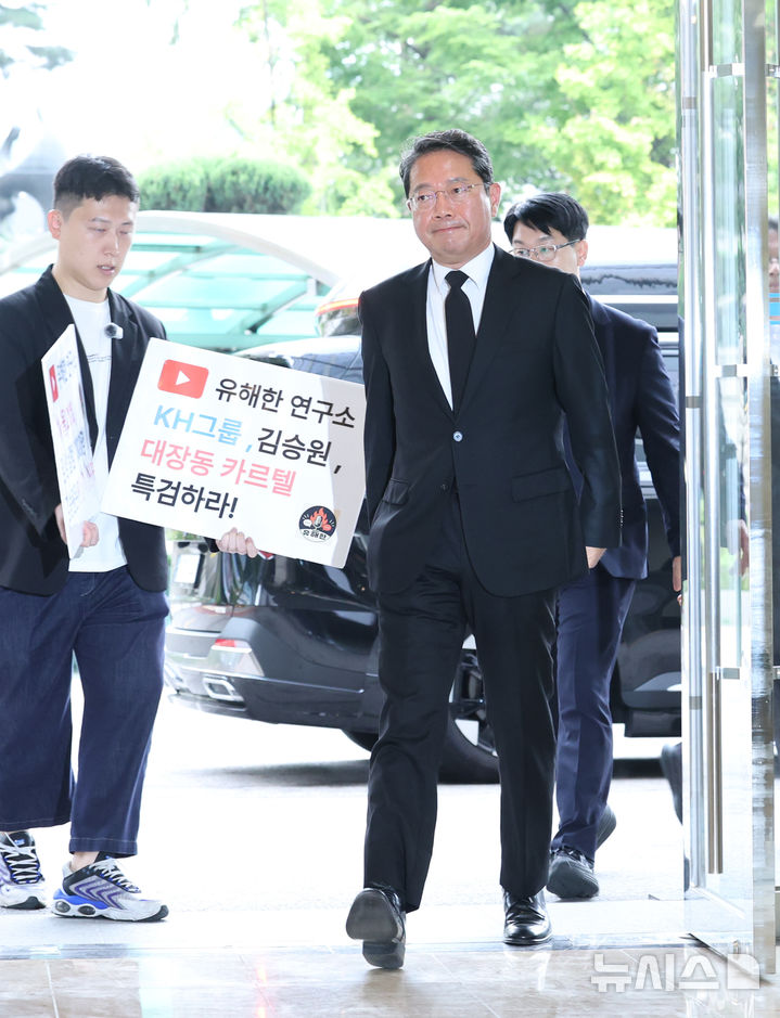 [서울=뉴시스] 조수정 기자 = 김승원 법무부 장관 후보자가 14일 오전 서울 종로구에 마련된 인사청문회 준비사무실로 출근하며 청년 유튜버들의 항의를 받고 있다. 2026.09.14. chocrystal@newsis.com
