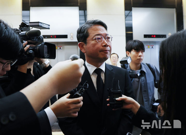 [서울=뉴시스] 조수정 기자 = 김승원 법무부 장관 후보자가 인사청문회를 하루 앞둔 14일 오전 서울 종로구에 마련된 청문회 준비사무실로 출근하며 기자들의 질문을 듣고 있다. 2026.09.14. chocrystal@newsis.com