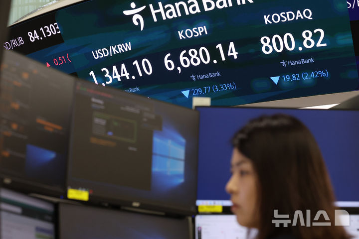 [서울=뉴시스] 권창회 기자 = 14일 오전 서울 중구 하나은행 딜링룸에서 딜러들이 업무를 보고 있다. 2026.09.14. kch0523@newsis.com