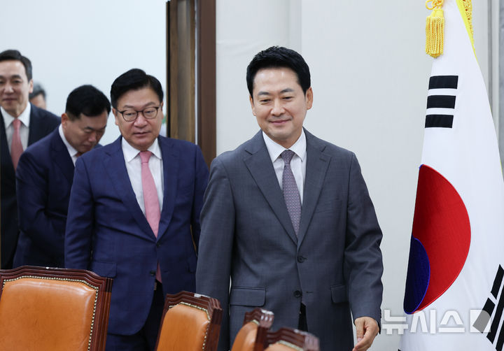 [서울=뉴시스] 김근수 기자 = 장동혁 국민의힘 대표가 14일 오전 서울 여의도 국회에서 열린 최고위원회의에 참석하고 있다. 2026.09.14. ks@newsis.com