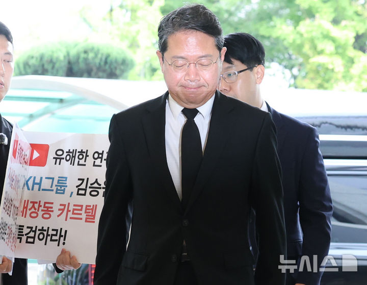 [서울=뉴시스] 조수정 기자 = 김승원 법무부 장관 후보자가 14일 오전 서울 종로구에 마련된 인사청문회 준비사무실로 출근하며 청년 유튜버들의 항의를 받고 있다. 2026.09.14. chocrystal@newsis.com