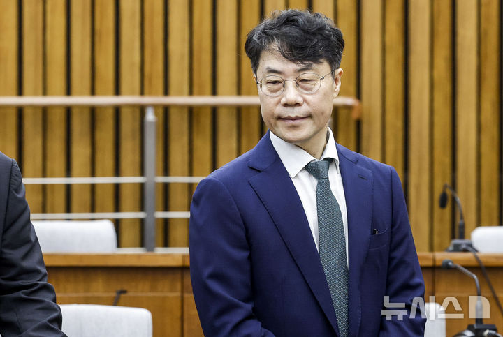 [서울=뉴시스] 정병혁 기자 = 김성수 대법관 후보자가 14일 서울 여의도 국회에서 열린 대법관(김성수)임명동의에관한인사청문특별위원회 전체회의에 앞서 자리를 확인하고 있다. 2026.09.14. jhope@newsis.com