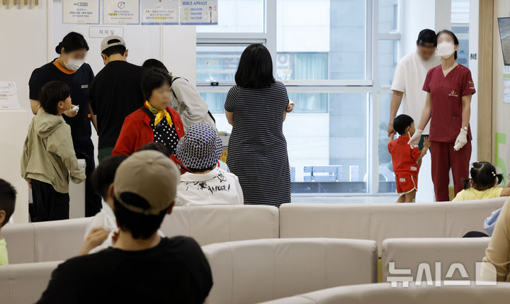[서울=뉴시스] 김혜진 기자 = 독감이 유행 중인 지난 14일 서울 성북구의 한 어린이 병원이 진료를 받기 위해 기다리는 어린이들로 붐비고 있다. 2026.09.14. jini@newsis.com