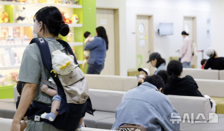 [서울=뉴시스] 김혜진 기자 = 독감이 유행 중인 14일 서울 성북구의 한 어린이 병원이 진료를 받기 위해 기다리는 어린이들로 붐비고 있다. 2026.09.14. jini@newsis.com