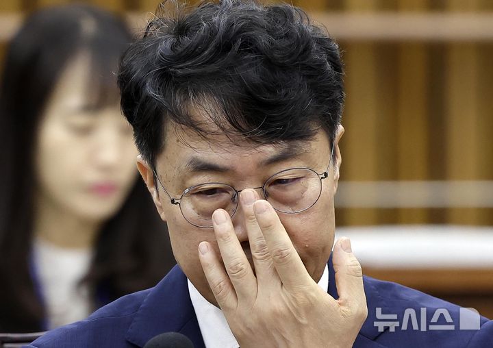 [서울=뉴시스] 정병혁 기자 = 김성수 대법관 후보자가 14일 서울 여의도 국회에서 열린 대법관(김성수)임명동의에관한인사청문특별위원회 전체회의에 앞서 안경을 고쳐 쓰고 있다. 2026.09.14. jhope@newsis.com