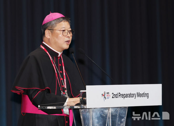 [인천=뉴시스] 박주성 기자 = 2027 서울 세계청년대회 조직위원장 정순택 대주교가 14일 오전 인천 네스트호텔에서 열린 2027 서울 세계청년대회 제2차 국제준비회의 개회식에서 인사말을 하고 있다. 2026.09.14. park7691@newsis.com