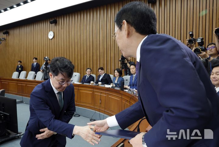 [서울=뉴시스] 정병혁 기자 = 김성수 대법관 후보자가 14일 서울 여의도 국회에서 열린 대법관(김성수)임명동의에관한인사청문특별위원회 전체회의에서 선서문을 제출하고 있다. 2026.09.14. jhope@newsis.com