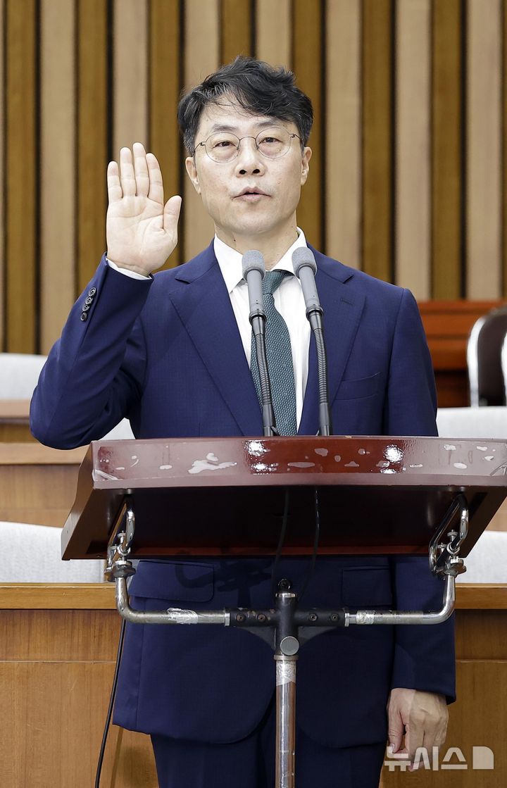 [서울=뉴시스] 정병혁 기자 = 김성수 대법관 후보자가 14일 서울 여의도 국회에서 열린 대법관(김성수)임명동의에관한인사청문특별위원회 전체회의에서 선서를 하고 있다. 2026.09.14. jhope@newsis.com
