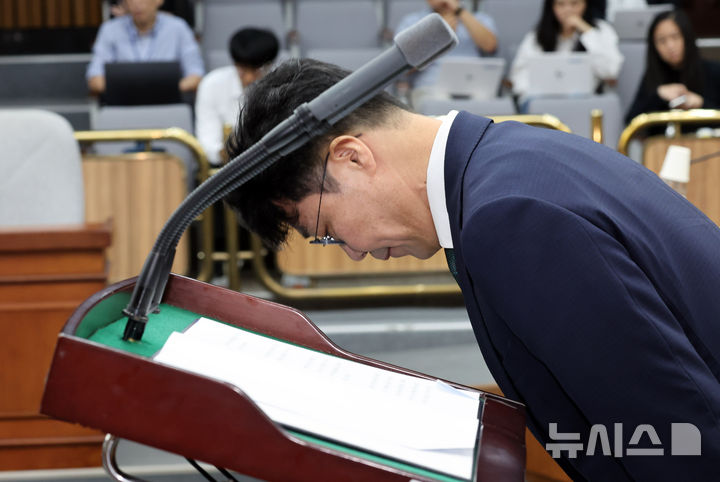 [서울=뉴시스] 최진석 기자 = 김성수 대법관 후보자가 14일 여의도 국회에서 열린 제439회 국회(정기회) 대법관(김성수) 임명동의에 관한 인사청문특별위원회에서 인사말에 앞서 인사하고 있다. 2026.09.14. myjs@newsis.com