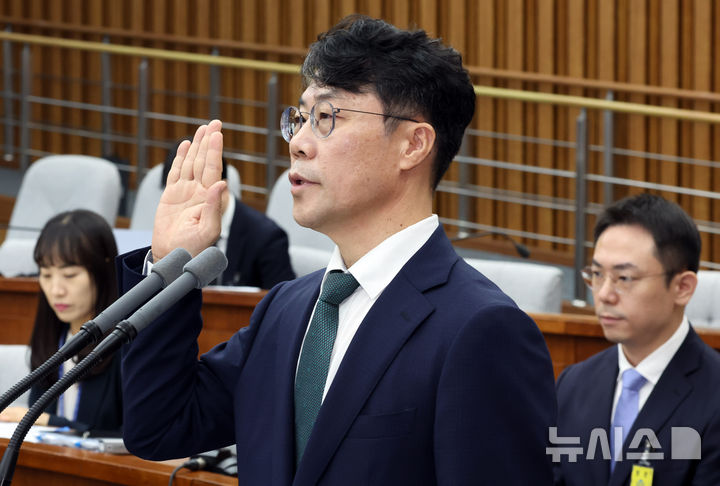 [서울=뉴시스] 최진석 기자 = 김성수 대법관 후보자가 14일 여의도 국회에서 열린 제439회 국회(정기회) 대법관(김성수) 임명동의에 관한 인사청문특별위원회에서 선서하고 있다. 2026.09.14. myjs@newsis.com