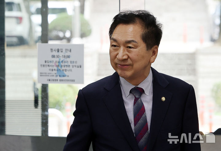 [서울=뉴시스] 김명년 기자 = 특검이 김건희 여사에게 전당대회 당선을 대가로 267만원 상당의 가방을 건넨 혐의를 받는 김기현 국민의힘 의원에게 징역 1년의 실형을 구형했다. 사진은 김 의원이 지난 14일 오전 서울 서초구 중앙지방법원에서 열린 '로저비비에 의혹' 5차 공판에 출석하는 모습. 2026.09.28. kmn@newsis.com