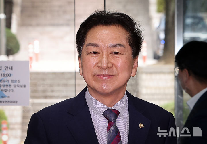 [서울=뉴시스] 김명년 기자 = 김기현 국민의힘 의원이 14일 오전 서울 서초구 중앙지방법원에서 열린 '로저비비에 의혹' 5차 공판에 출석하고 있다. 2026.09.14. kmn@newsis.com