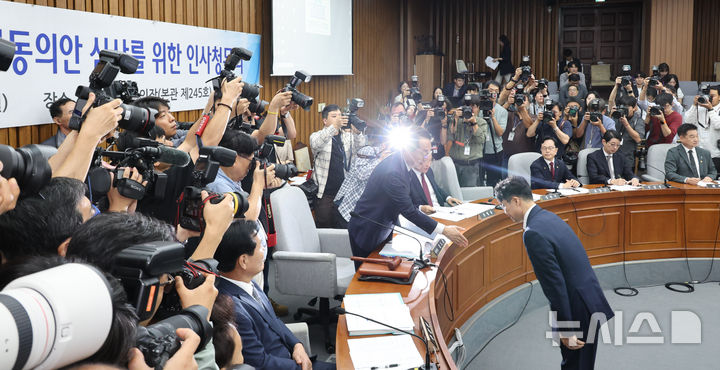[서울=뉴시스] 최진석 기자 = 김성수 대법관 후보자가 14일 여의도 국회에서 열린 제439회 국회(정기회) 대법관(김성수) 임명동의에 관한 인사청문특별위원회에서 선서 뒤 김도읍 위원장에게 선서문을 체출하고 있다. 2026.09.14. myjs@newsis.com
