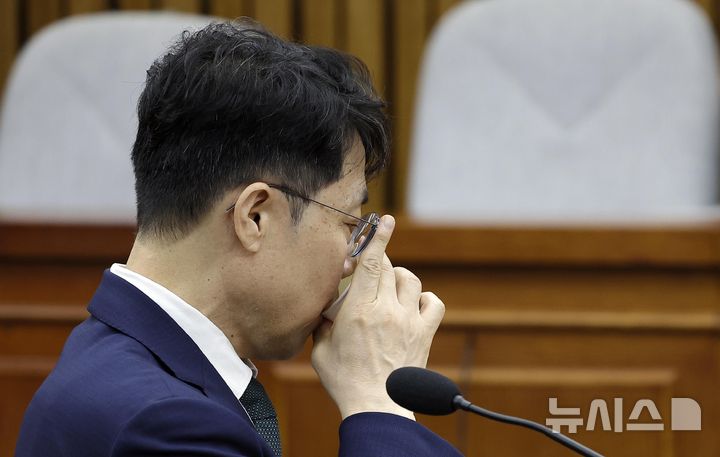 [서울=뉴시스] 정병혁 기자 = 김성수 대법관 후보자가 14일 서울 여의도 국회에서 열린 대법관(김성수)임명동의에관한인사청문특별위원회 전체회의에서 물을 마시고 있다. 2026.09.14. jhope@newsis.com