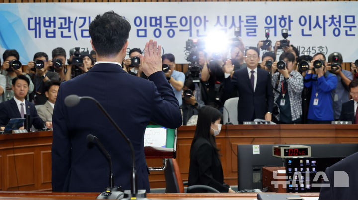 [서울=뉴시스] 최진석 기자 = 김성수 대법관 후보자가 14일 여의도 국회에서 열린 제439회 국회(정기회) 대법관(김성수) 임명동의에 관한 인사청문특별위원회에서 선서하고 있다. 2026.09.14. myjs@newsis.com