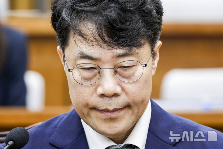 [서울=뉴시스] 정병혁 기자 = 김성수 대법관 후보자가 14일 서울 여의도 국회에서 열린 대법관(김성수)임명동의에관한인사청문특별위원회 전체회의에 참석해 있다. 2026.09.14. jhope@newsis.com
