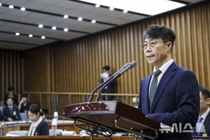 [서울=뉴시스] 정병혁 기자 = 김성수 대법관 후보자가 14일 서울 여의도 국회에서 열린 대법관(김성수)임명동의에관한인사청문특별위원회 전체회의에서 인사말을 하고 있다. 2026.09.14. jhope@newsis.com